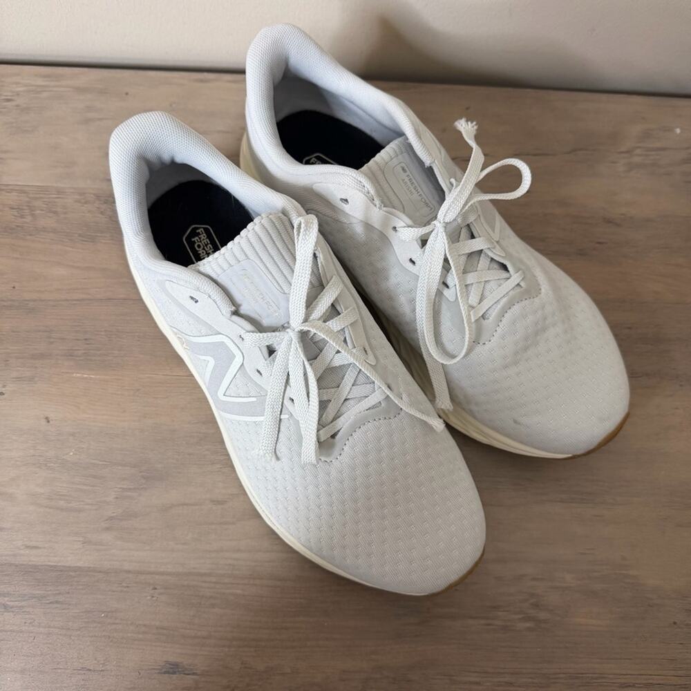 New Balance NWOT Arishi V4 Running Shoes Light Gray and White Size 9.5 - Picture 5 of 10